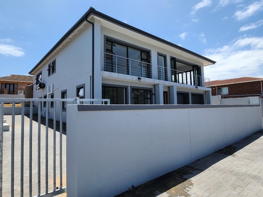 To Let 5 Bedroom Property for Rent in Wavecrest Eastern Cape